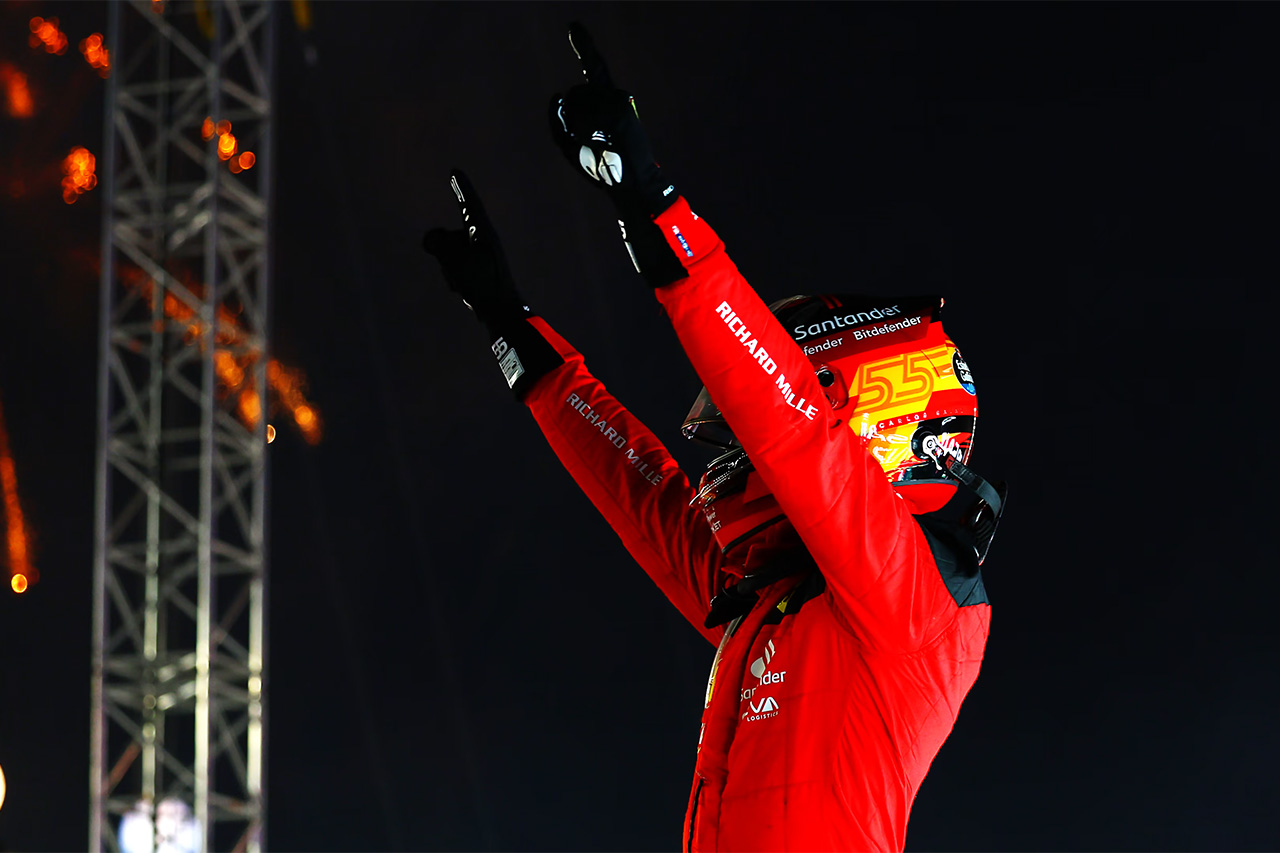 決勝:フェラーリのサインツがF1通算2勝目でレッドブルの全勝を止める