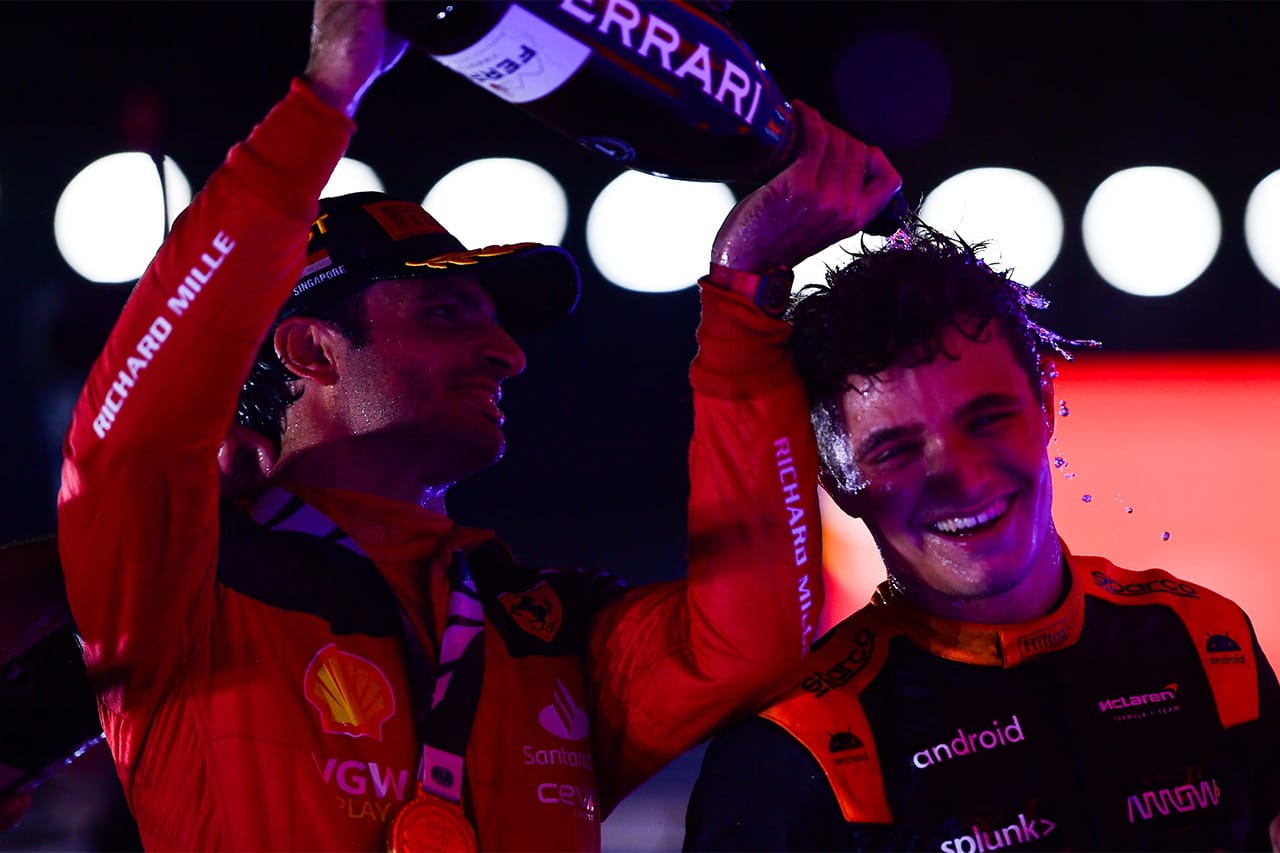カルロス・サインツ F1シンガポールGP優勝 「ノリスにDRSを与えてメルセデス防御を託した」