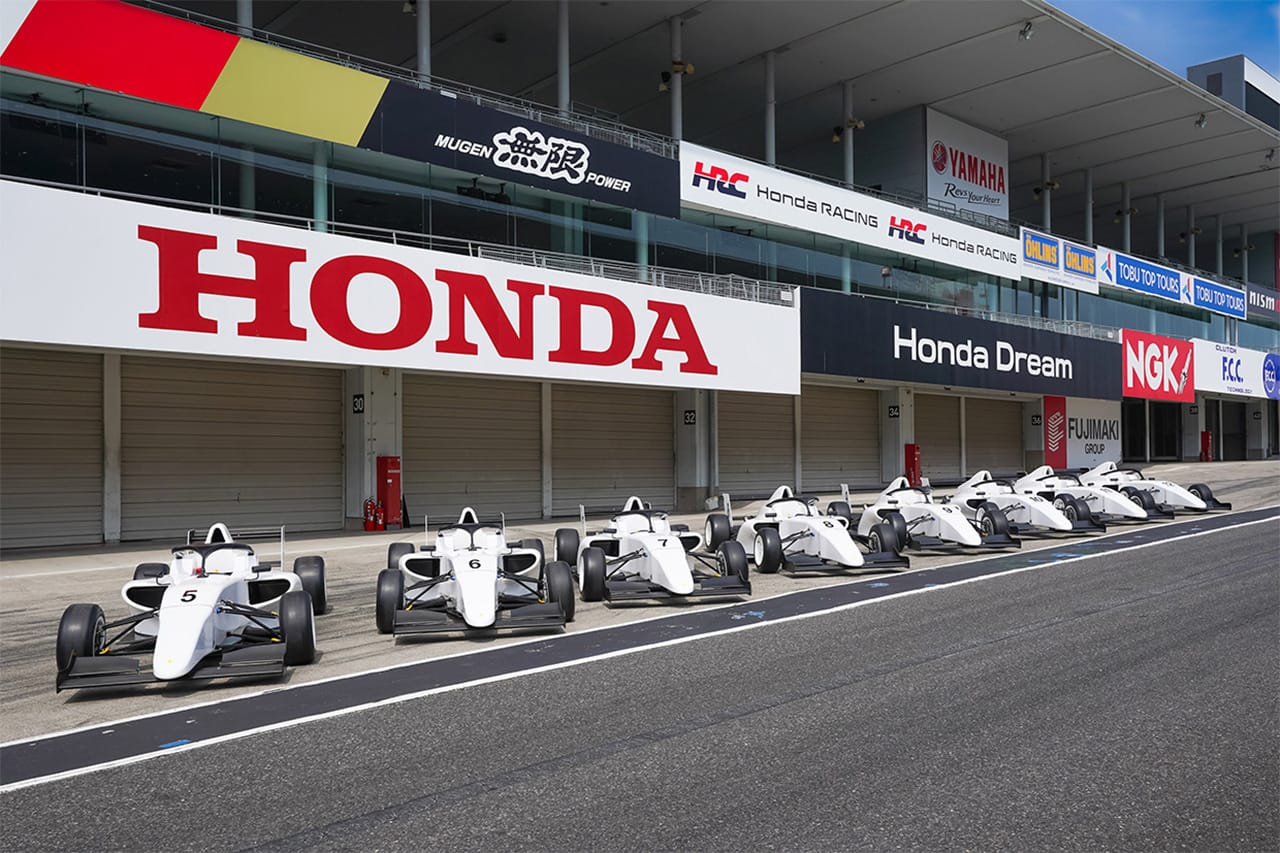 F1日本GP：佐藤琢磨と岩佐歩夢がHRS新型教習用車両でデモ走行