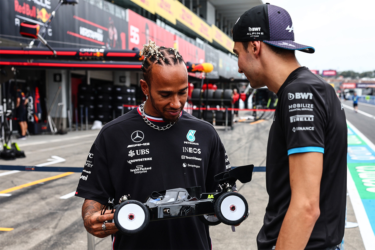 F1日本GP：ハミルトンとオコンが鈴鹿で童心に帰ってラジコン対決
