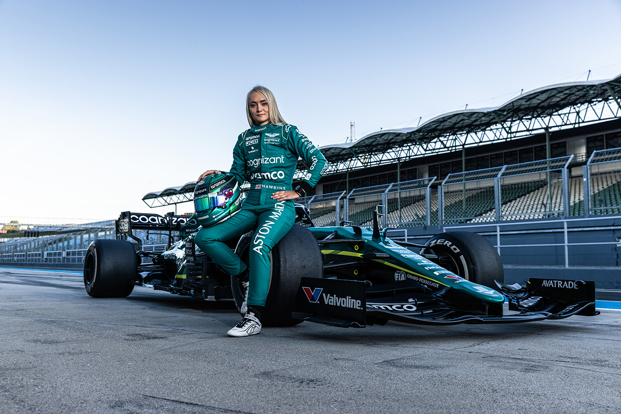 ジェシカ・ホーキンス、アストンマーティン AMR21でF1マシン初テスト