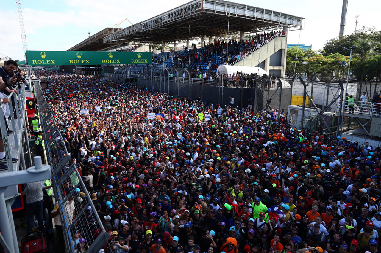 F1サンパウロGP レース終了前に観客がサーキットに乱入する危険状態