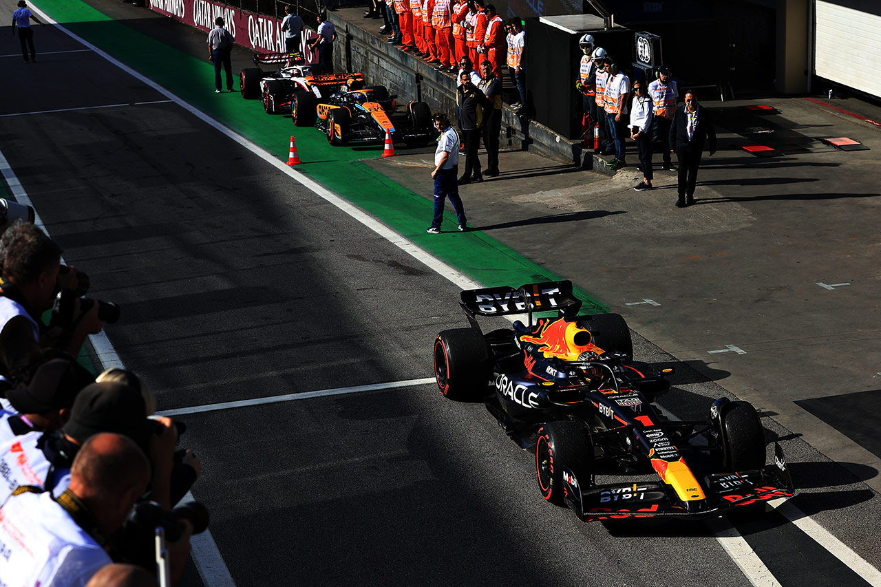 レッドブルF1がフェルスタッペンの勝利後にトム・ジョーンズを流した理由