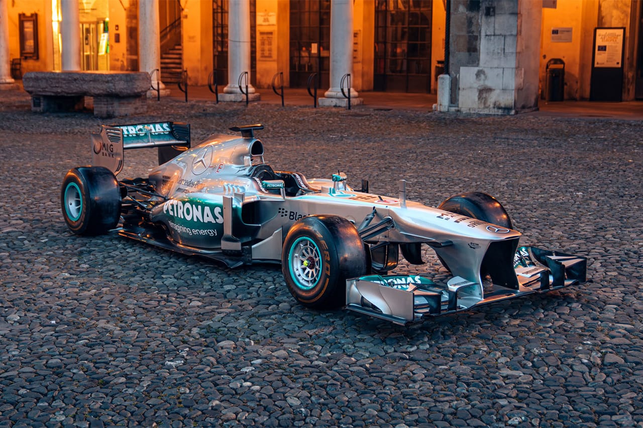ルイス・ハミルトンのメルセデスF1初マシン『W04』が約28億円で落札