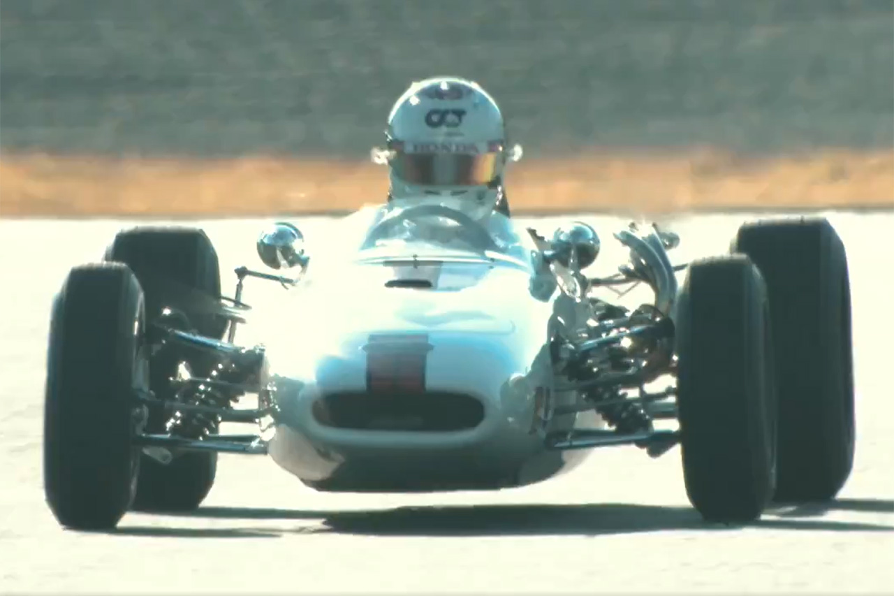 角田裕毅 ブラバム ホンダ BT16で先導走行
