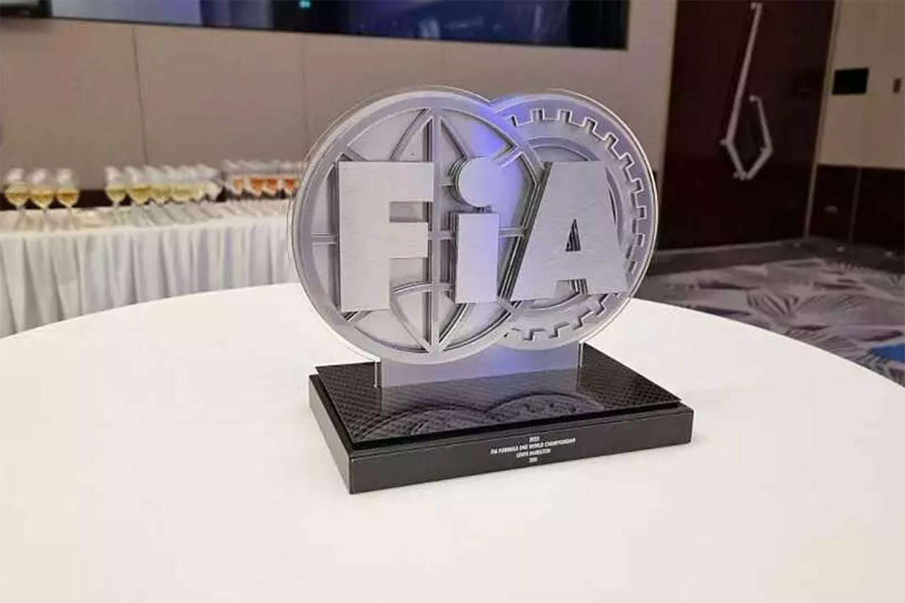 メルセデスF1 ハミルトンの“FIAトロフィーをファンに贈与”説を否定