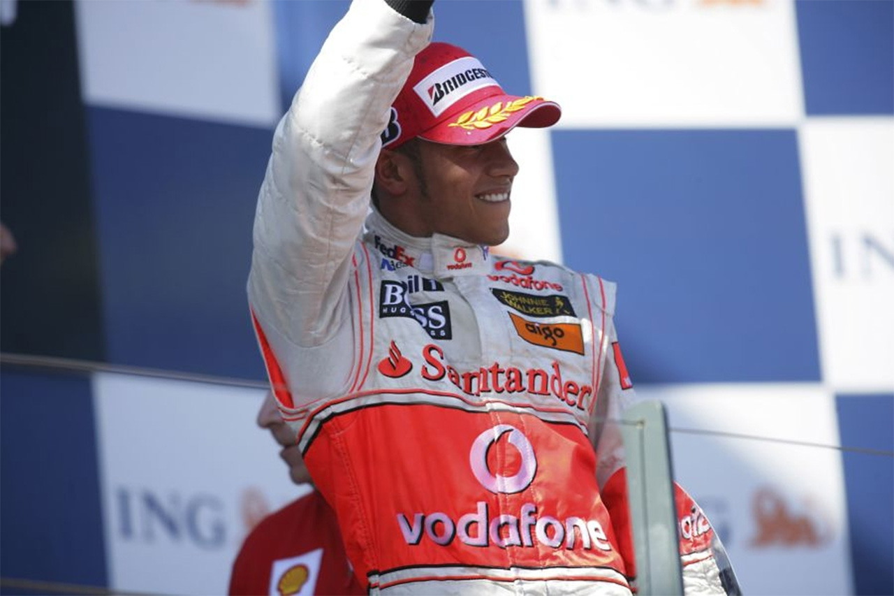 ルイス・ハミルトン F1初勝利で着用のレーシングスーツが3430万円で落札