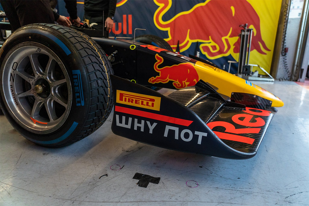 レッドブルF1の2024年カラーを示すカンポス・レーシングのリバリー