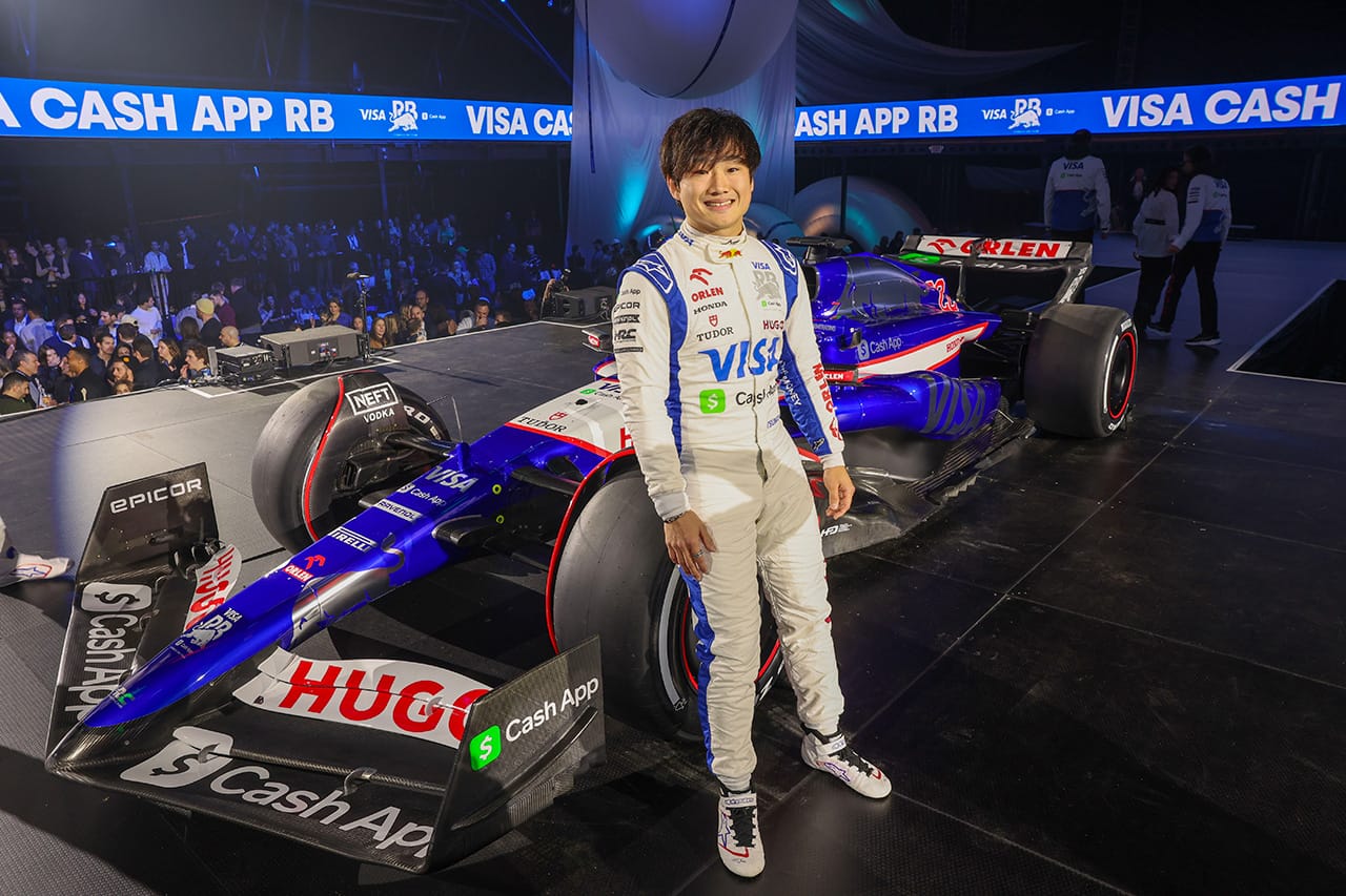角田裕毅 「今年の車とスーツはまた一段とかっこいい!」