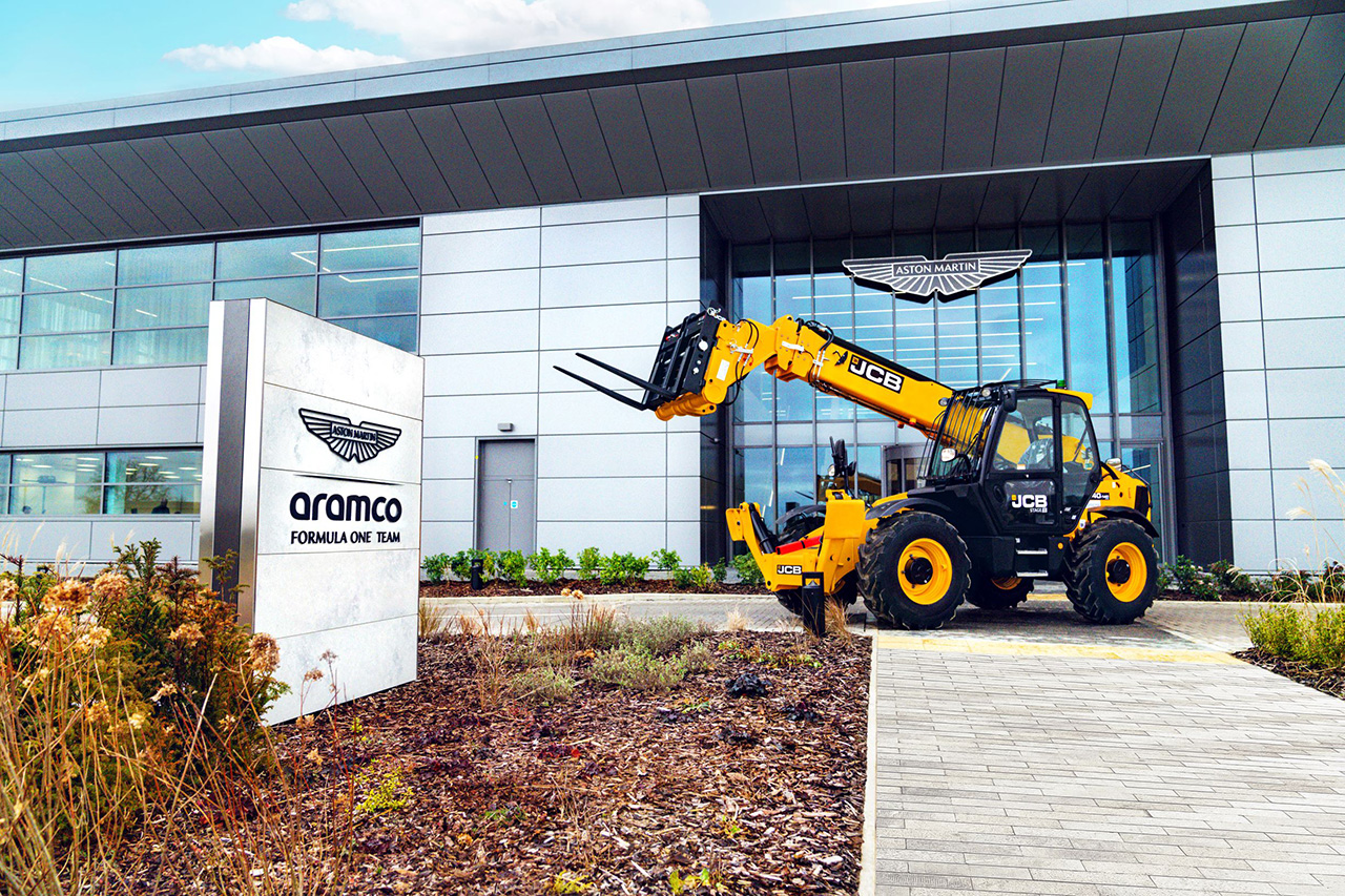 アストンマーティンF1 2024年に向けてJCBとのパートナーシップを強化