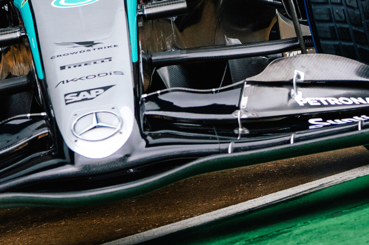 メルセデスF1 W15：フロントウイングで“攻めた”合法トリック