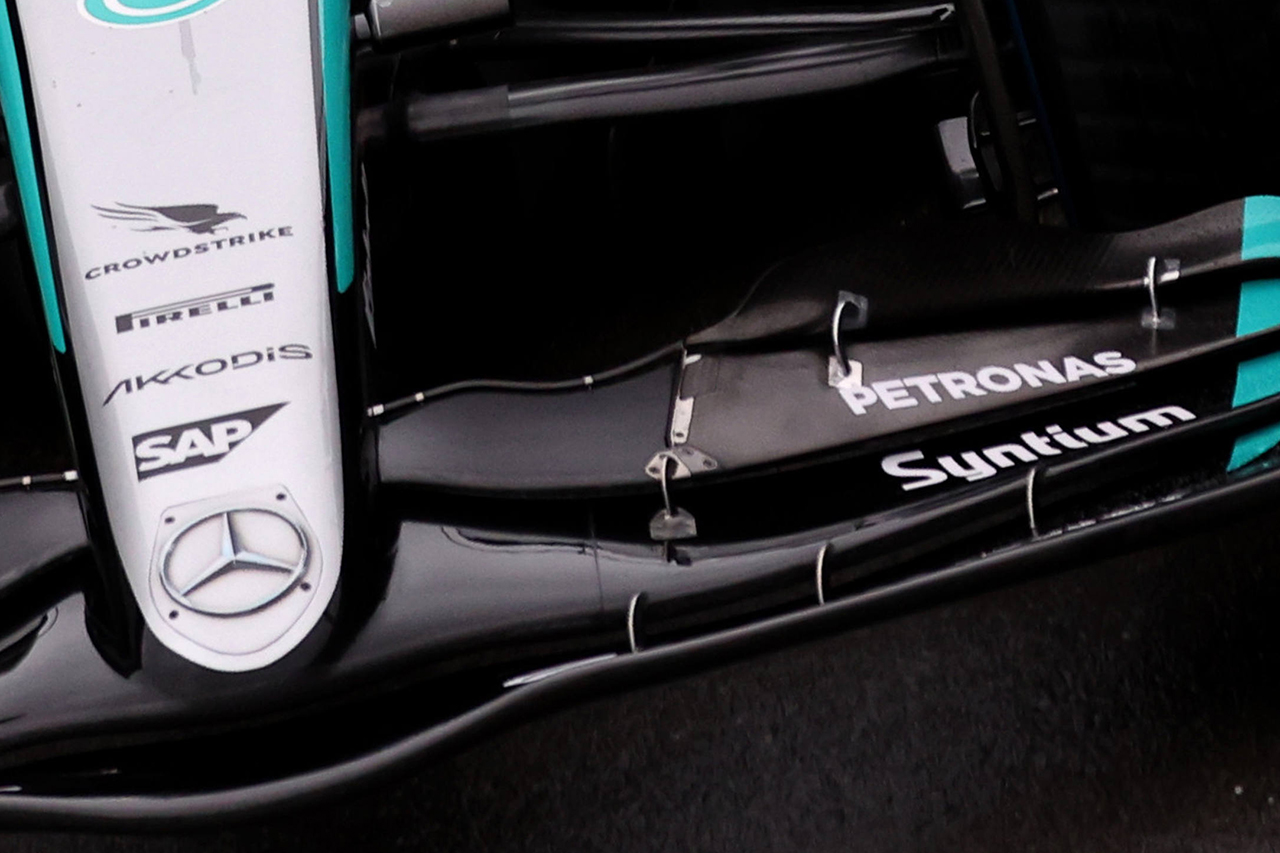 メルセデスF1 ライバルも注目のW15のトップフラップの巧妙なマウント