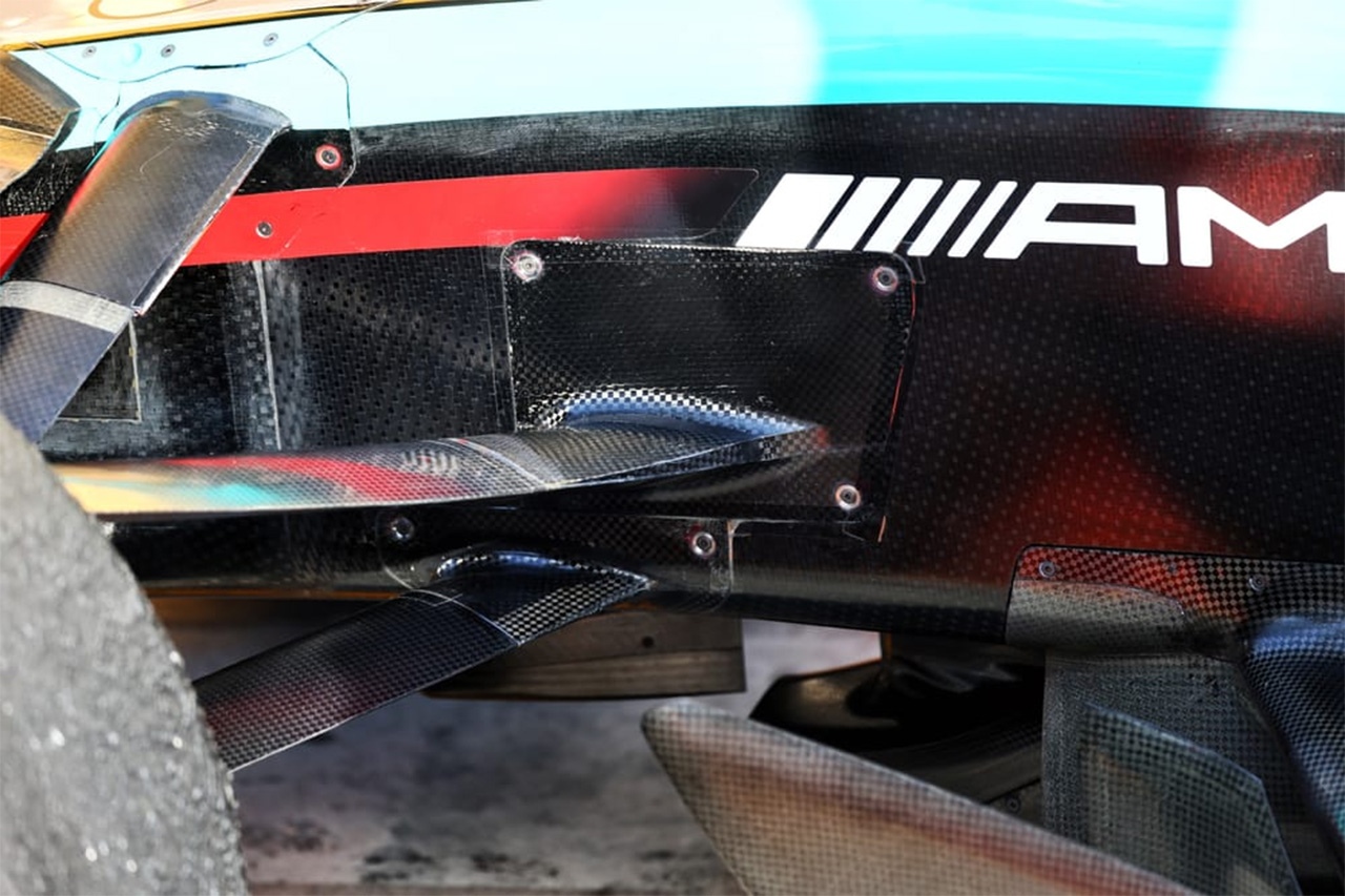 メルセデスF1 W15のフロントサスペンションに“アダプタブル”な機構