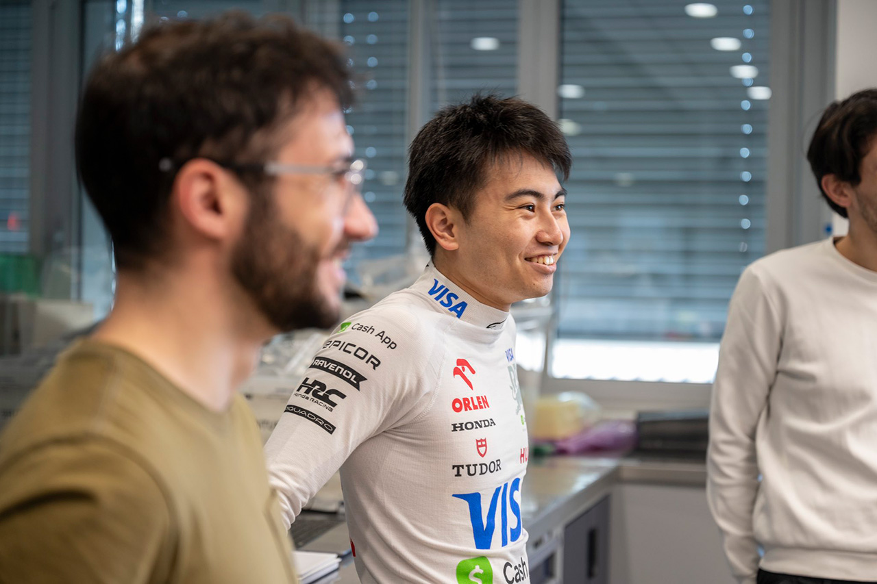 岩佐歩夢 F1シミュレータードライバーとしてRBのレースをライブサポート