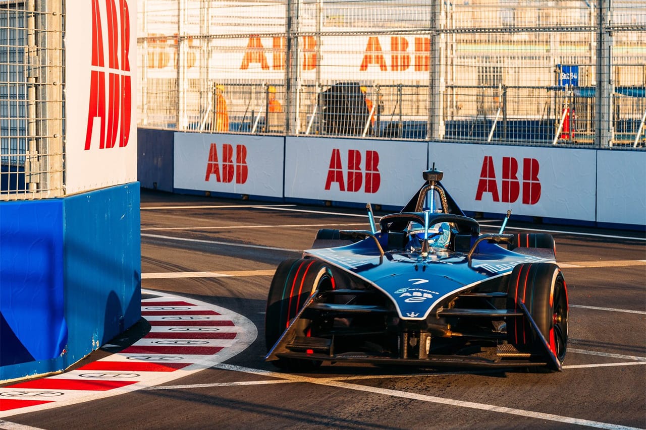 フォーミュラE 日本初の本格公道レースでM.ギュンターが初代ウィナー