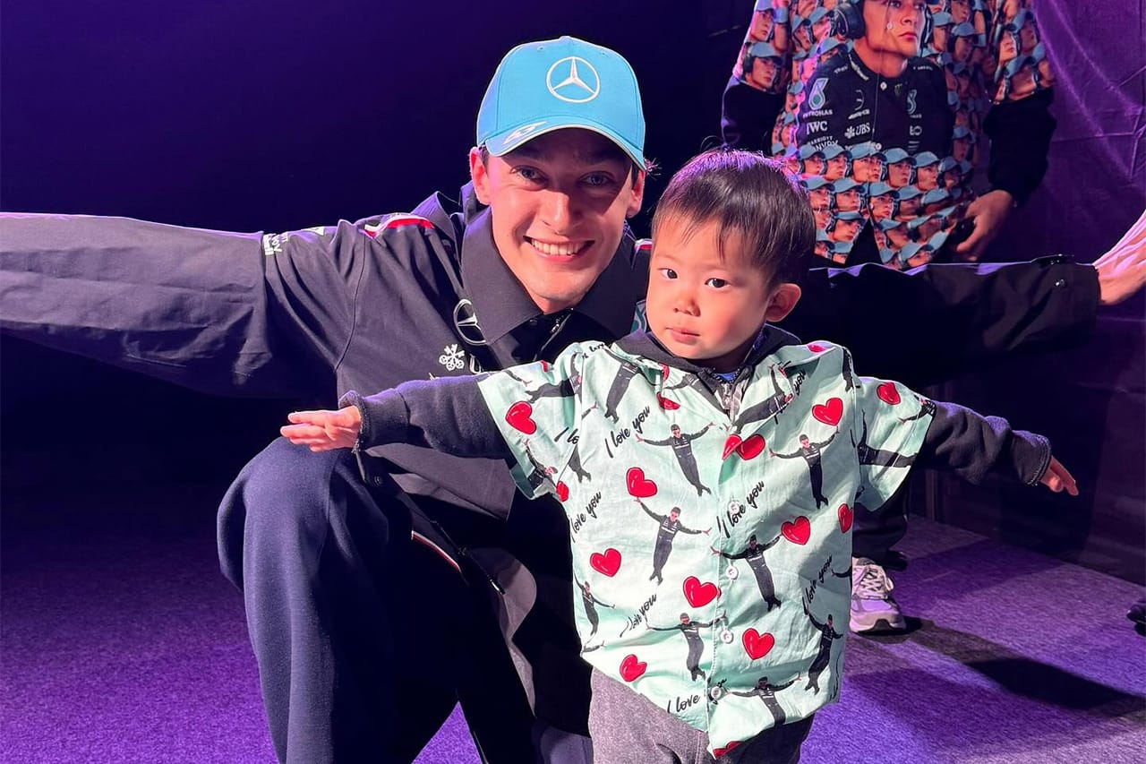ジョージ・ラッセル 自分がプリントされたシャツを着た子供に感激