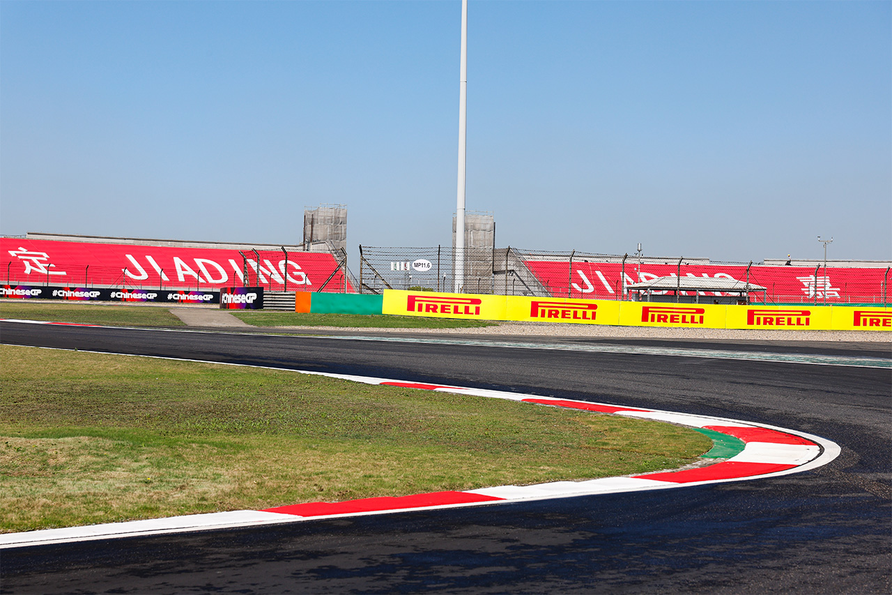 ペンキ塗りは誤解?F1中国GPサーキットの黒塗りの路面の真相