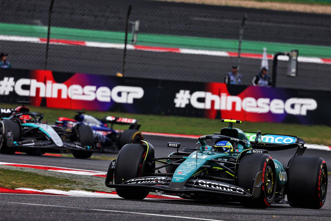 フェルナンド・アロンソがF1中国GP中盤でソフトを選択した理由