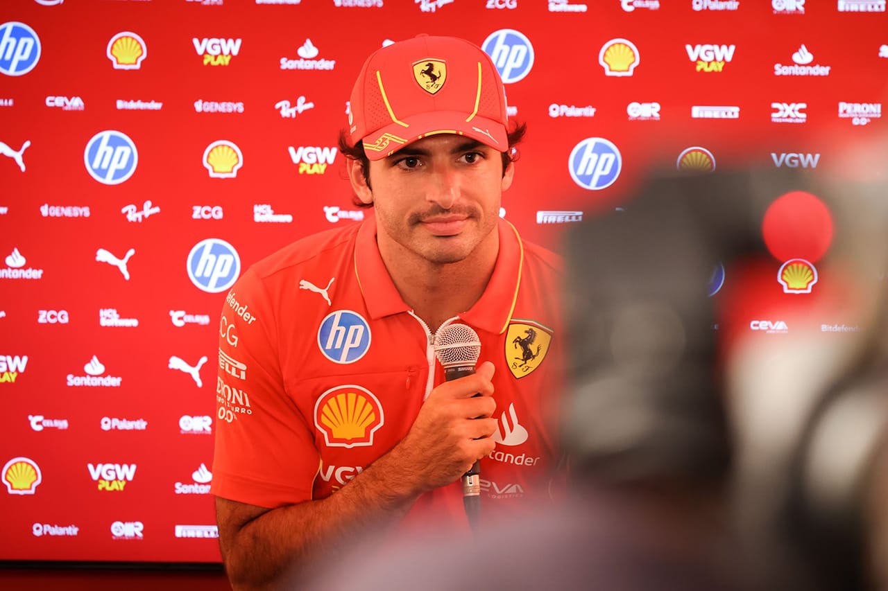 カルロス・サインツJr. 次の所属F1チームとの契約書にサインとの報道