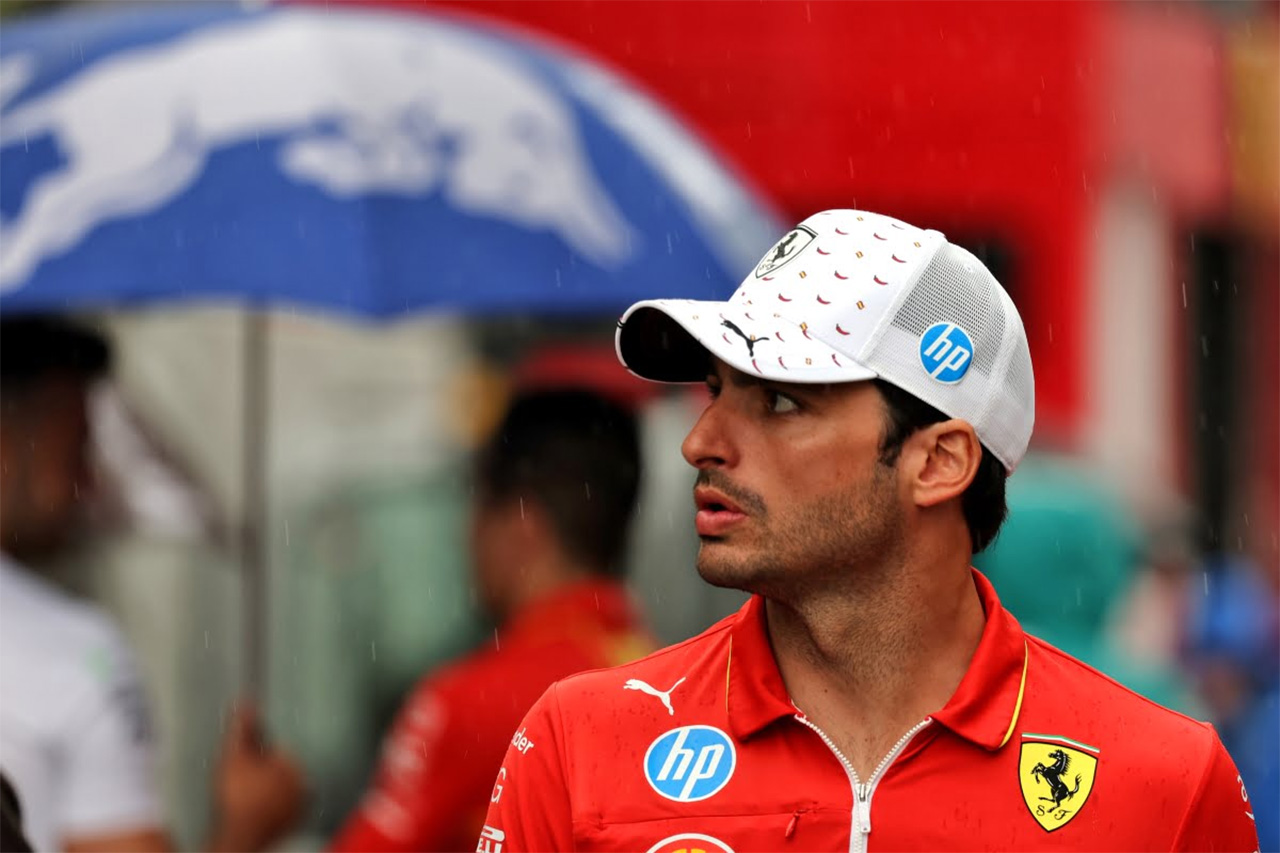 カルロス・サインツJr. 次のF1チームの決断は「コイントスのような状況」