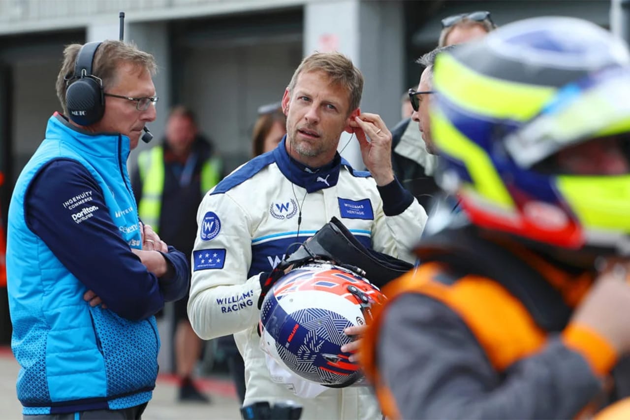 ジェンソン・バトン F1デビューマシンのウィリアムズ・FW22でデモ走行