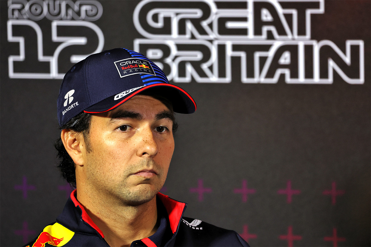 セルジオ・ペレス レッドブルF1解雇の噂を認識「次の2週間に集中」