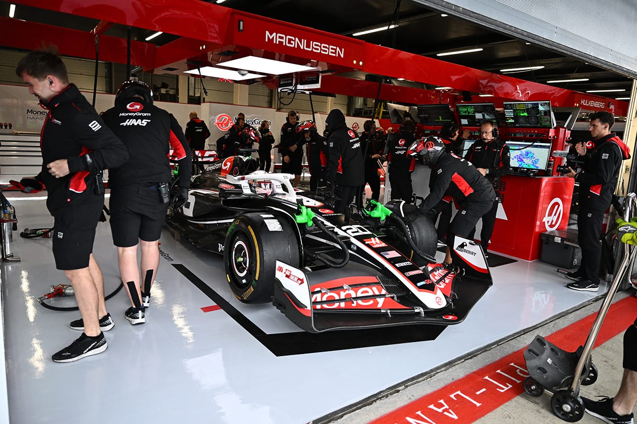 トヨタ幹部 F1イギリスGPでハースF1のピット滞在はF1復帰の予兆？