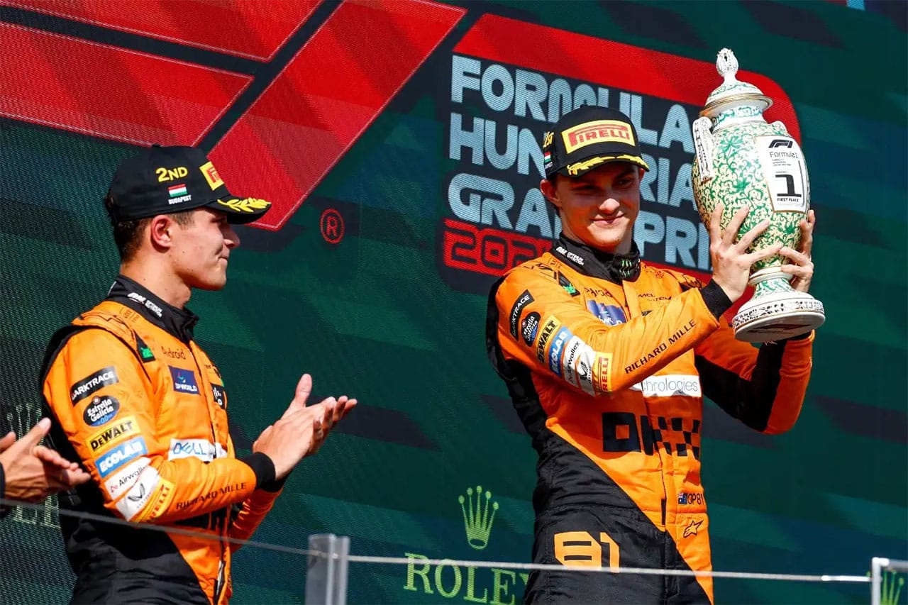 ピアストリ ノリスのシャンパンオープンからF1初優勝トロフィーをガード