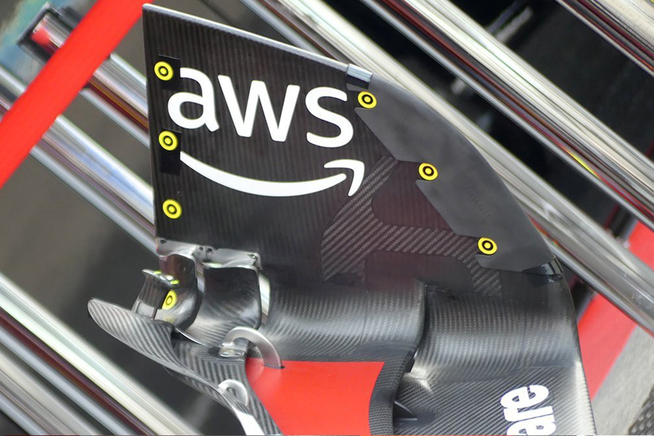 F1ベルギーGP フレキシブルウイングを検査するドットとカメラ