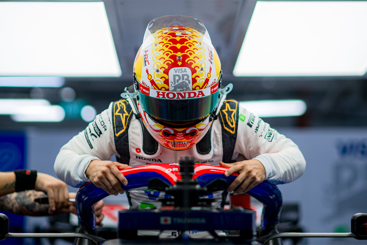 角田裕毅 2024年F1シンガポールGPで“ドラゴン”ヘルメットを着用