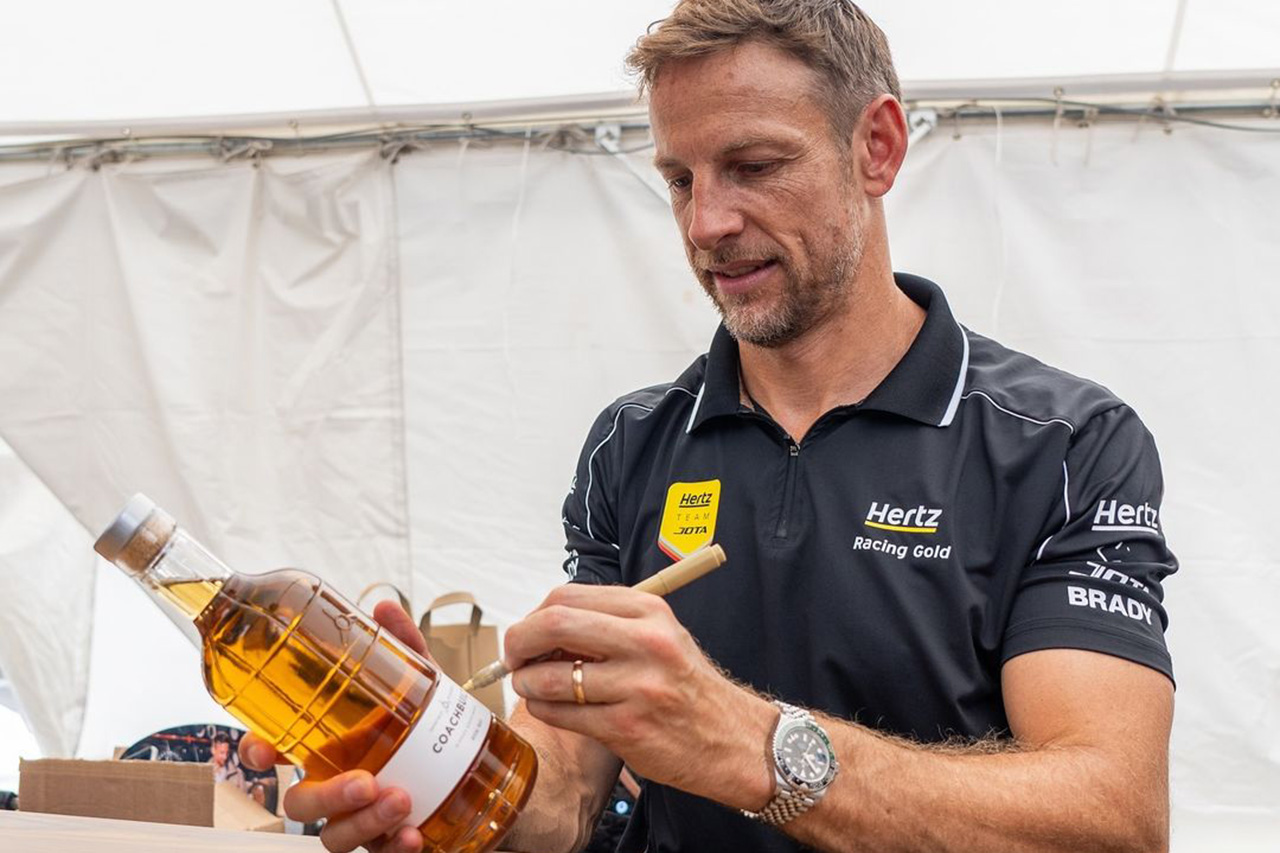 F1王者ジェンソン・バトンが手掛けた「コーチビルトウイスキー」が販売開始