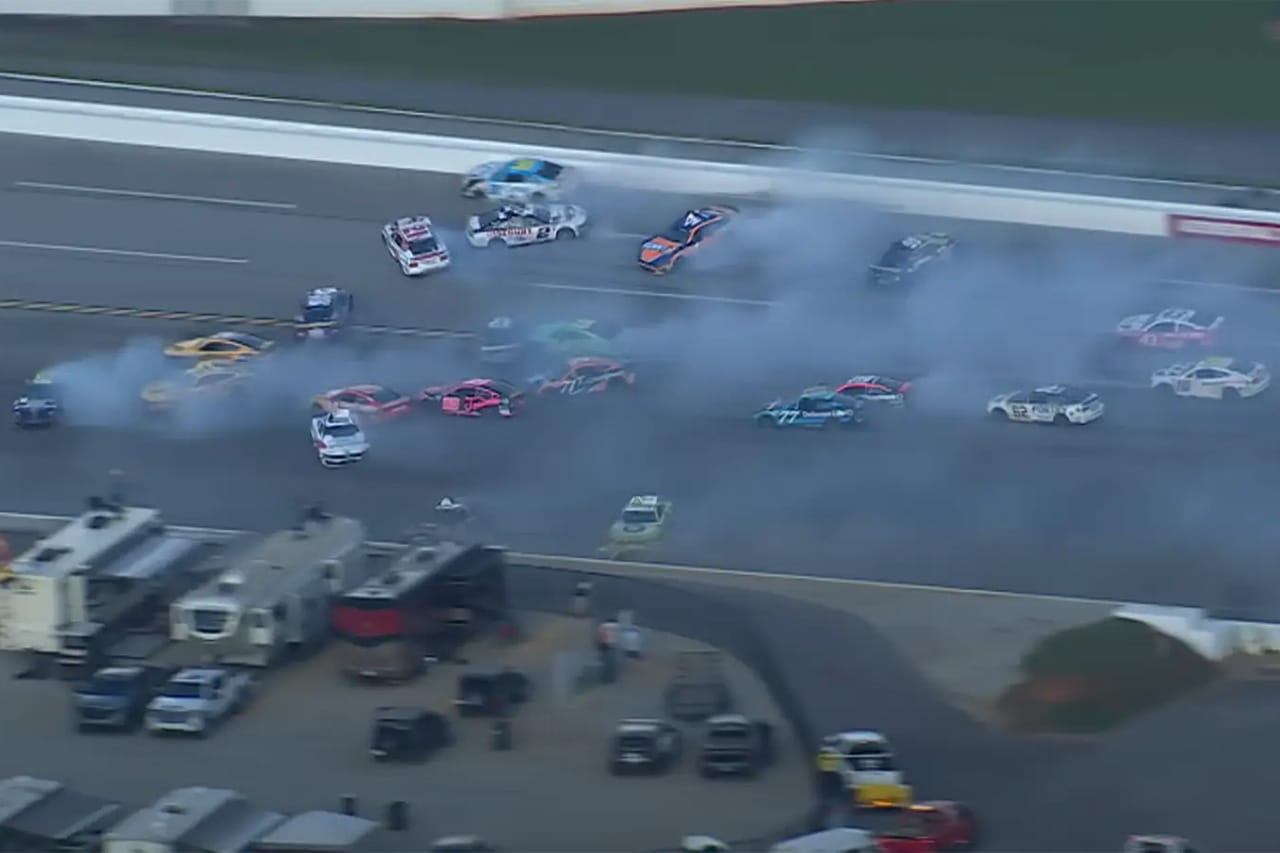 NASCARカップシリーズで史上最大の28台が絡むクラッシュ