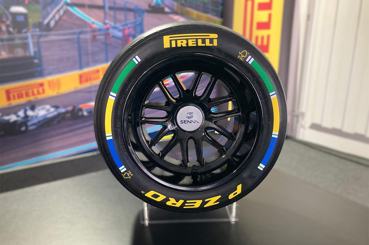 F1サンパウロGP:アイルトン・セナのロゴ入り国旗カラーのポールポジション賞