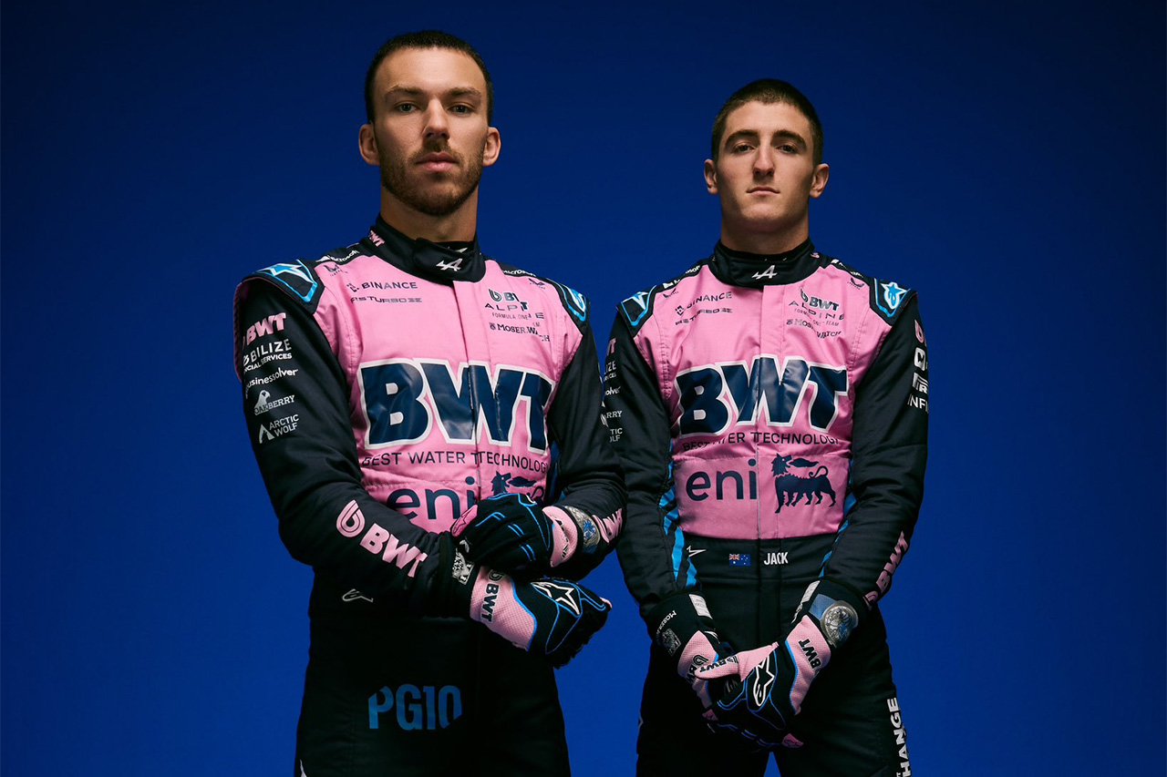 アルピーヌF1チーム ピンクを打ち出した2025年版レーシングスーツを披露