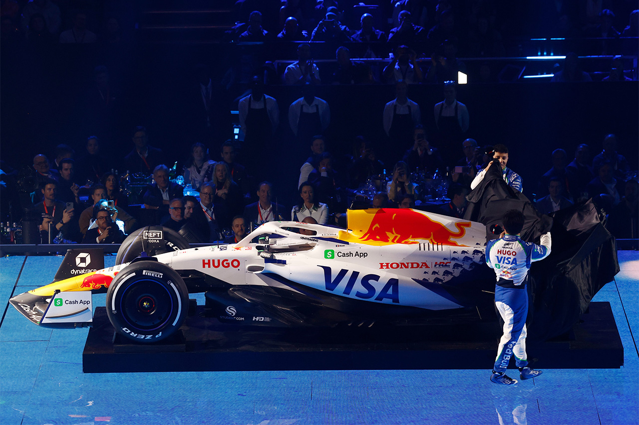 角田裕毅&ハジャー オールホワイトのF1マシン披露で2025年に意気込み