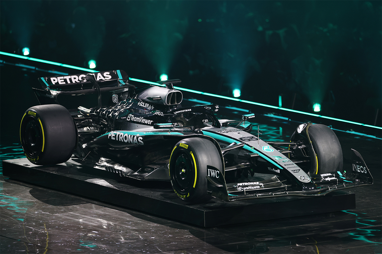 メルセデス 2025年F1マシン『W16』のリバリーからINEOSの赤が消えた理由
