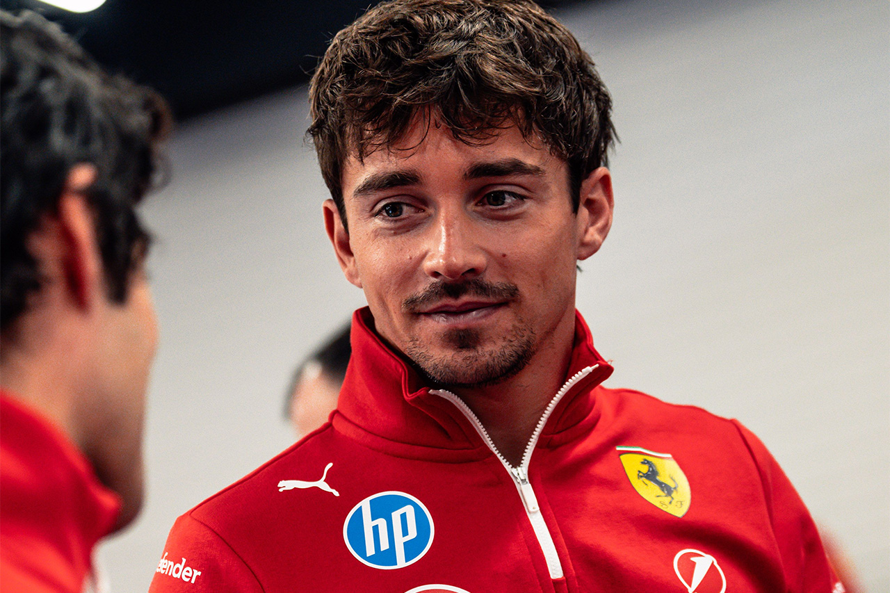 シャルル・ルクレール フェラーリの2025年F1ウェアは「最もクール」