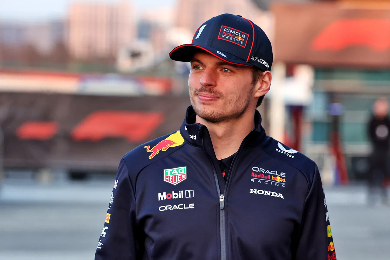 フェルスタッペン 「レッドブルF1の交代劇はパニックムーブ」に“いいね”