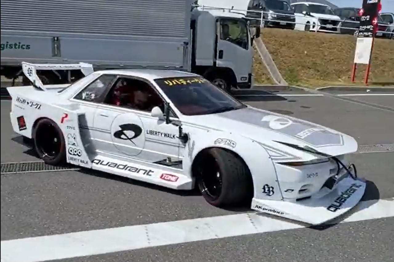 F1日本GP:ランド・ノリス Liberty WalkのフルカスタムR32で鈴鹿入り