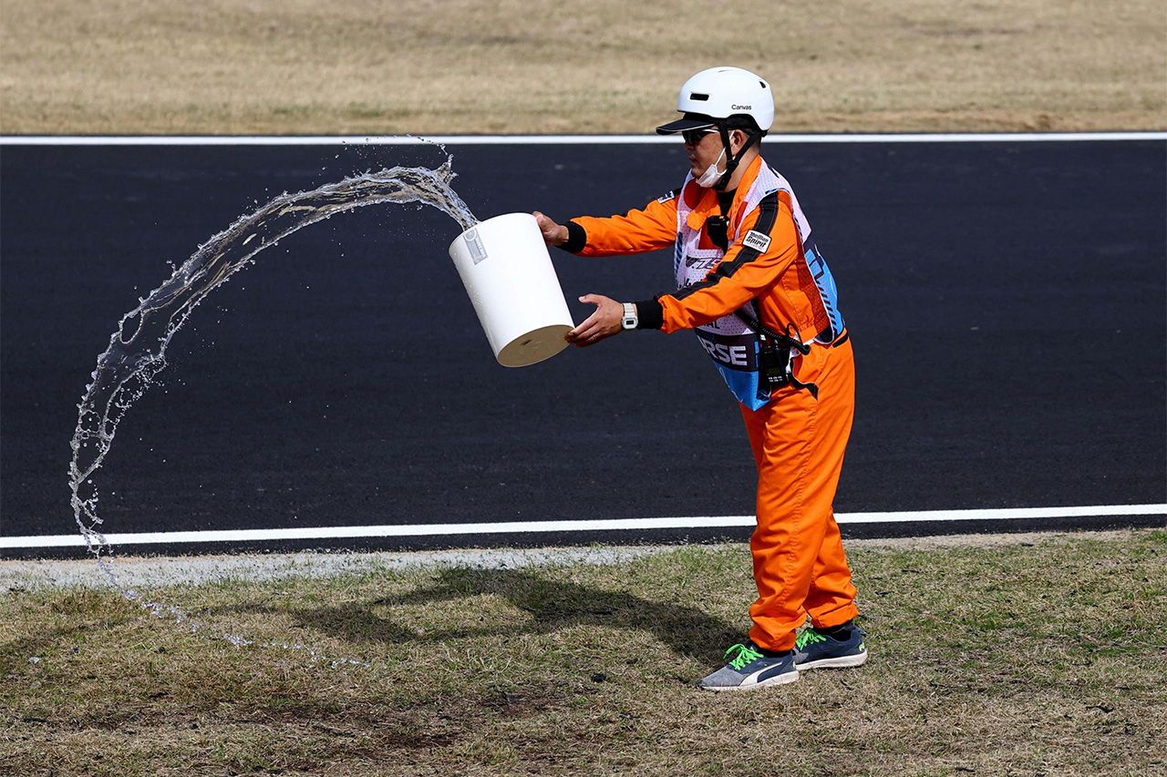 F1日本GP：鈴鹿サーキットの芝生火災問題の解決策は雨乞い？