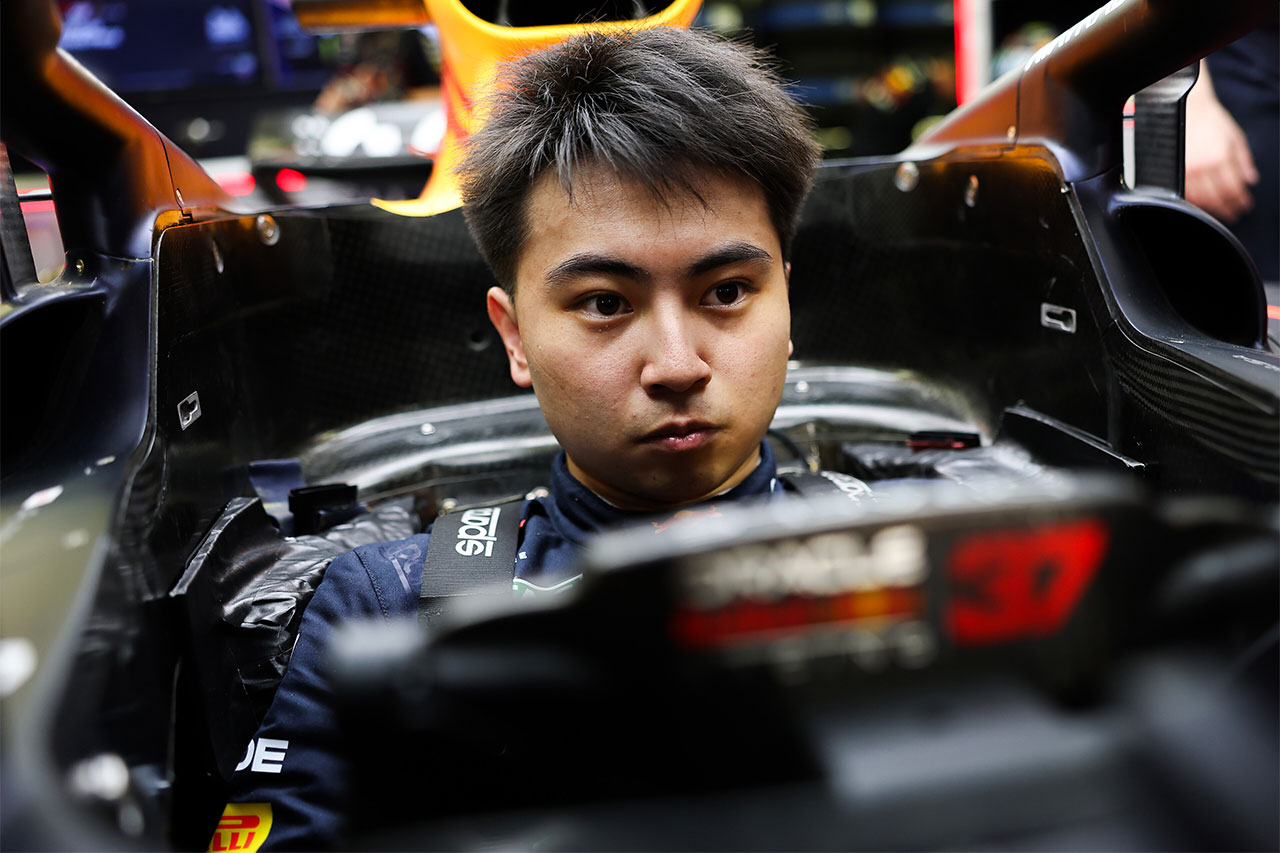 岩佐歩夢 F1バーレーンGPのFP1に向けてレッドブル・RB21でシート合わせ