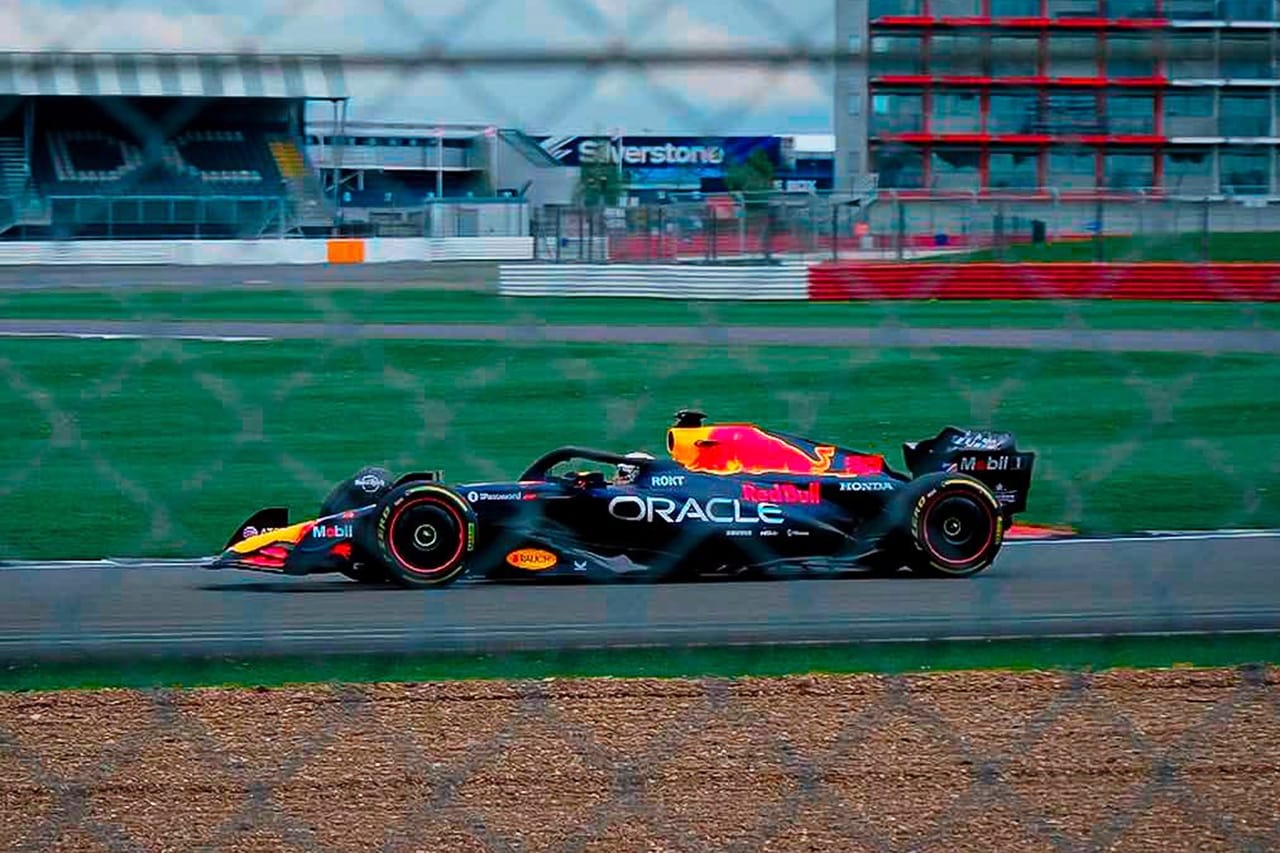 角田裕毅 レッドブルF1とのTPCでシルバーストンでRB19で走行動画