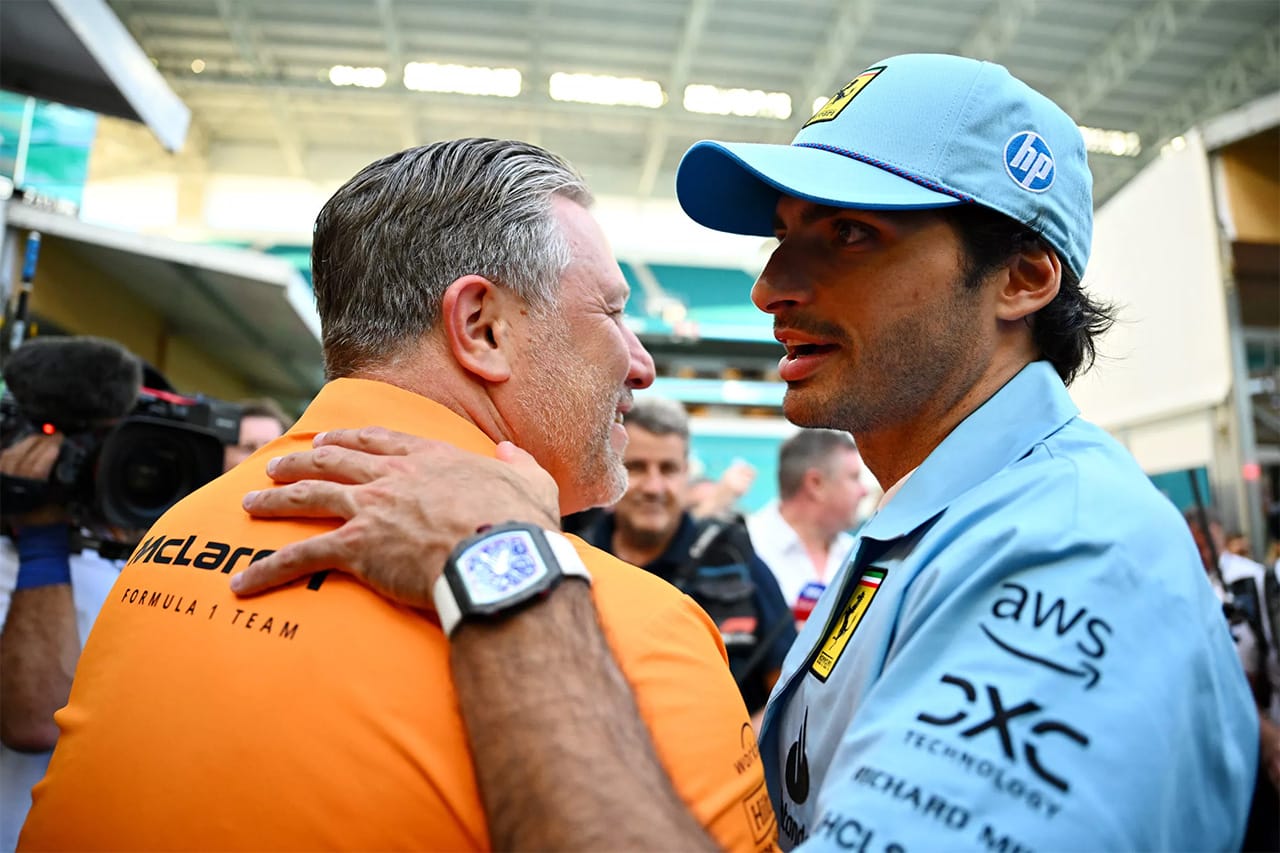 マクラーレンF1 サインツ復帰の可能性に含み…ブラウン「電話番号は保存」