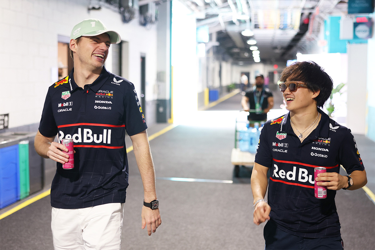 F1 角田裕毅 “パパ”になった僚友マックス・フェルスタッペンを祝福