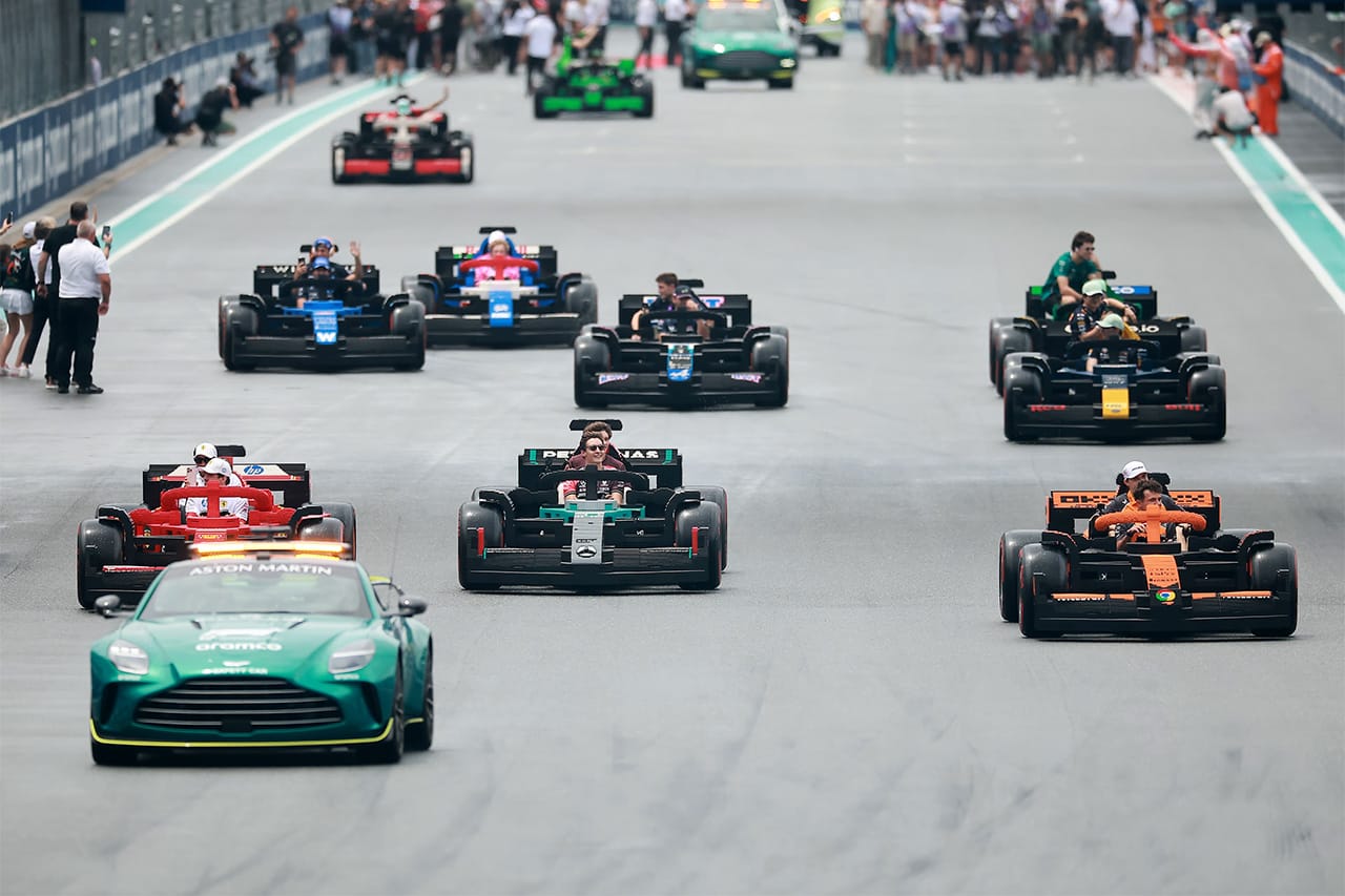 F1マイアミGP：F1ドライバーが“実走可能なLEGOカー”でパレードに登場