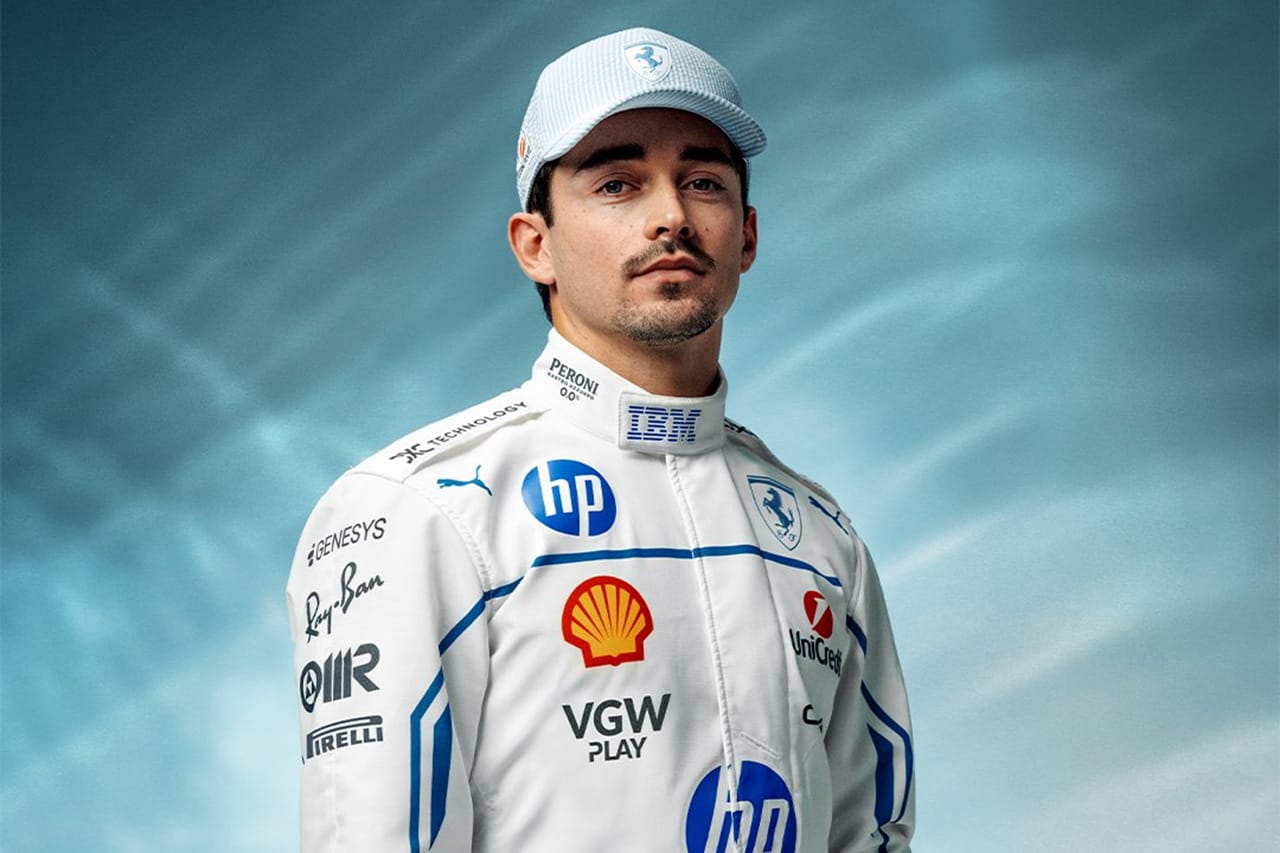 シャルル・ルクレール F1モナコGPで白と水色のレーシングスーツ
