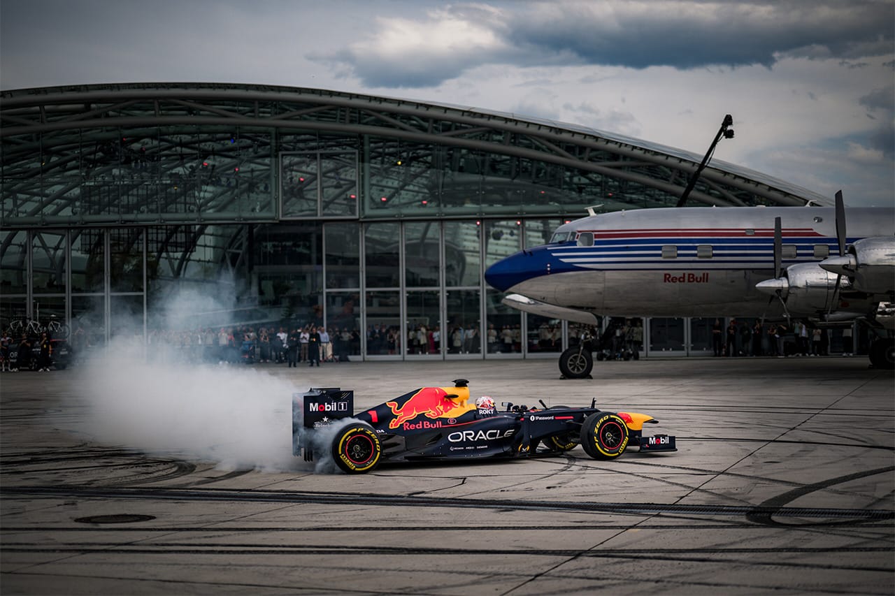 F1王者フェルスタッペンがRB8で滑走路を爆走 レッドブル・ハンガー7再始動
