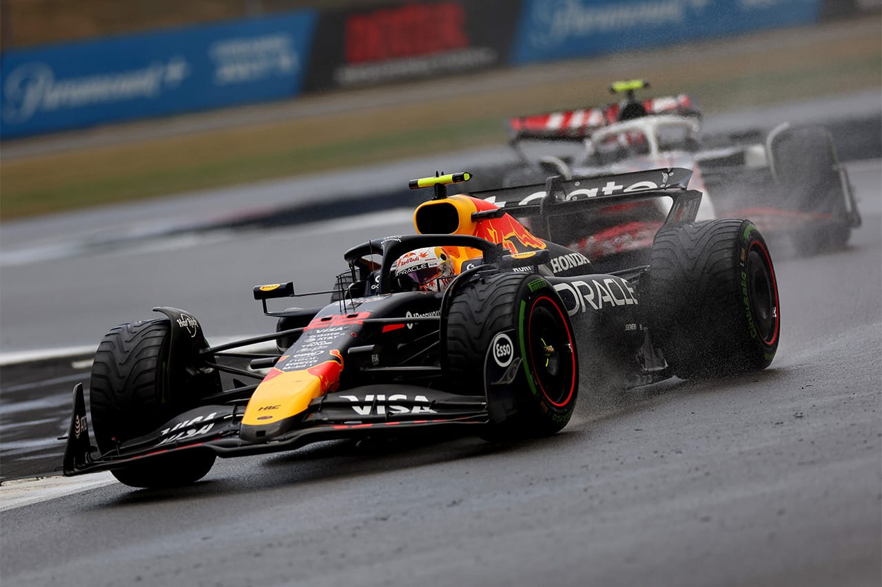 角田裕毅は「ペナルティによって完全に流れが断たれた」 レッドブルF1代表