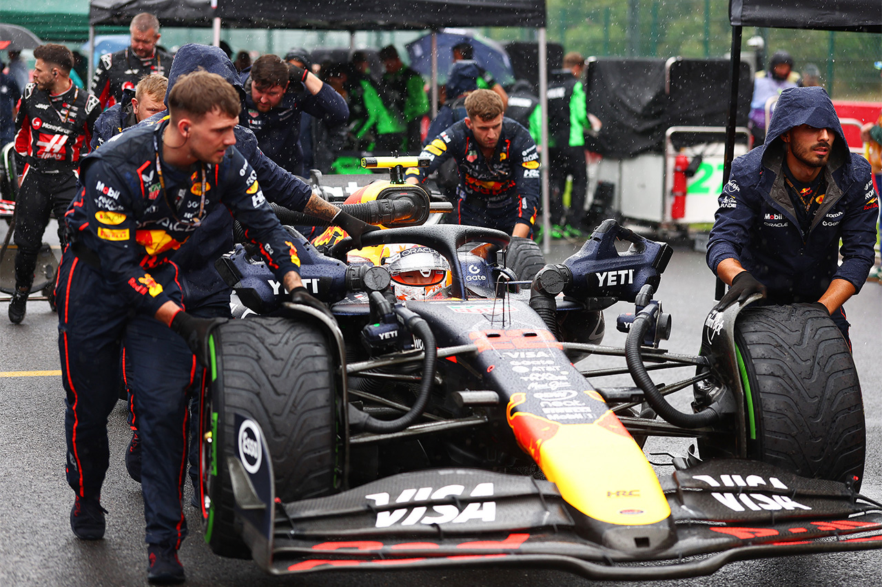 F1ベルギーGPが80分遅延した本当の理由 “安全か、ショーか”で揺れた現場