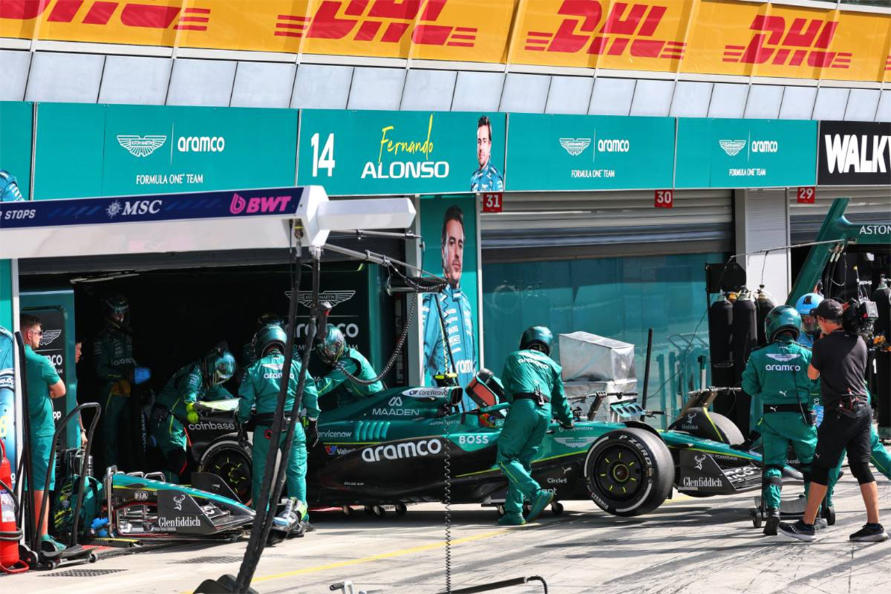 アストンマーティンF1 アロンソのサスペンション損傷は「石が直撃」
